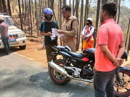 Image for यातायात नियमों का उल्लंघन करने वालों के विरुद्ध बागेश्वर पुलिस की कार्यवाही लगातार जारी