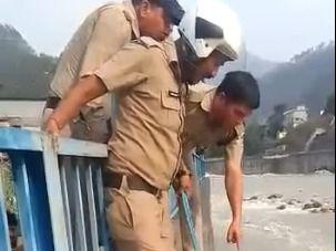 Image for कोतवाली उत्तरकाशी टीम ने रस्से व ट्यूब की मदद से बचायी युवक की जान 