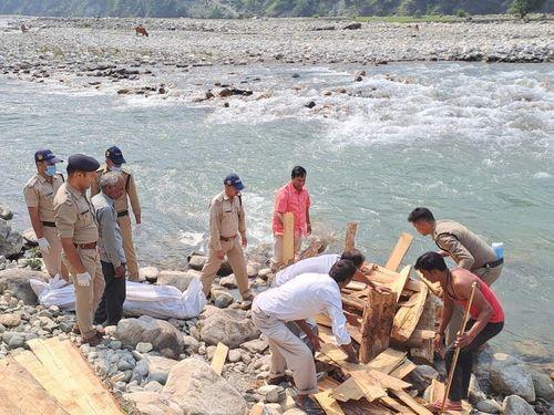 Image for थाना बड़कोट टीम द्वारा किया गया वृद्ध महात्मा का अंतिम संस्कार