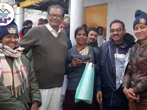 श्रद्धालु का खोया हुआ पर्स ढूंढ़कर किया गया उसके मालिक के सुपुर्द