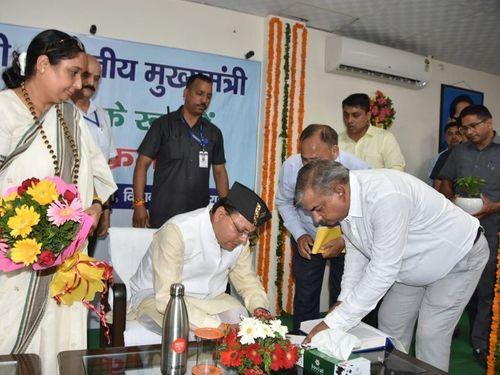 Image for सीएम धामी ने देहरादून में विधानसभा सदस्य के रूप में शपथ ली