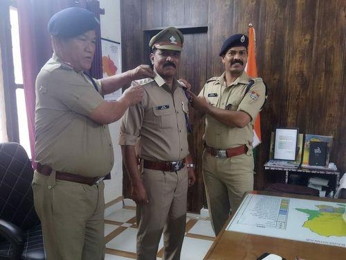 उपनिरीक्षक पद से निरीक्षक पद पर पदोन्नती के फलस्वरुप तीन स्टार लगाकर किया गया अलंकृत 