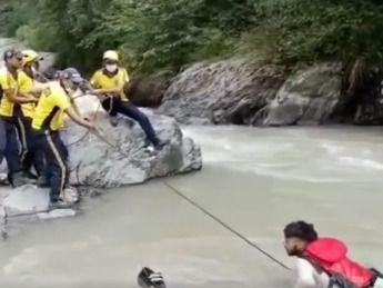 नदी के दूसरी छोर पर फंसे दो युवकों का किया गया रेस्क्यू
