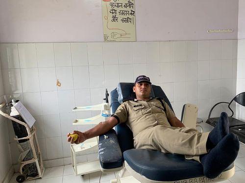Image for पुलिसकर्मीयों द्वारा किया गया रक्तदान