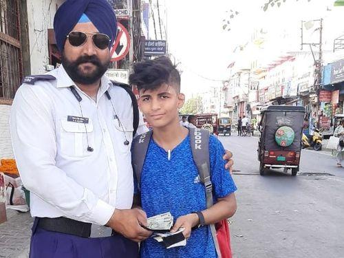 नैनीताल पुलिस के ट्रैफिक पुलिस जवान ने पेश की ईमानदारी की मिसाल