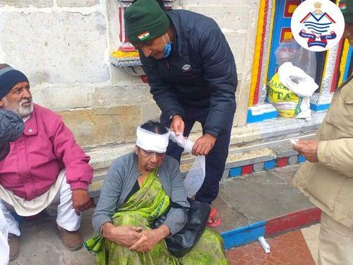 Image for चोटिल श्रद्धालु को पुलिस द्वारा दिया गया प्राथमिक उपचार