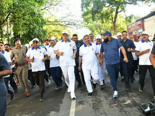 Image for सीएम धामी ने दौड़ में शामिल होकर योग के प्रति युवाओं एवं जनता को दिया जागरूकता का संदेश 