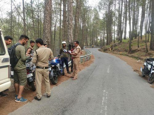 यातायात नियमों का पालन न करने वाले वाहन चालकों के विरूद्ध की गई चालानी कार्यवाही 