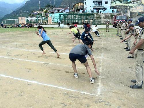 जनपद चमोली में उत्तराखण्ड पुलिस आरक्षी संवर्ग (महिला) भर्ती की मानक/शारीरिक दक्षता परीक्षा हुई प्रारम्भ