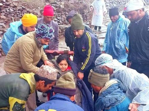 Image for घायल महिला श्रद्धालु को एसडीआरएफ जवनों द्वारा दिया गया प्राथमिक उपचार