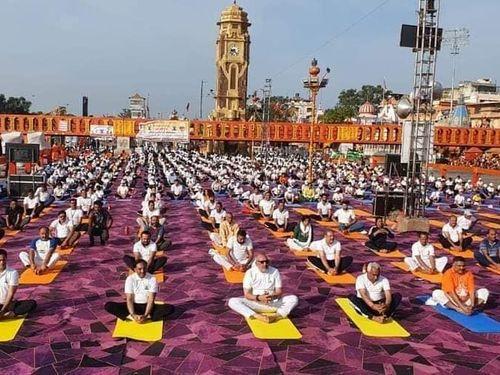 Image for अंतर्राष्ट्रीय योग दिवस के अवसर पर हर-की-पैड़ी पर भी किया गया योगा