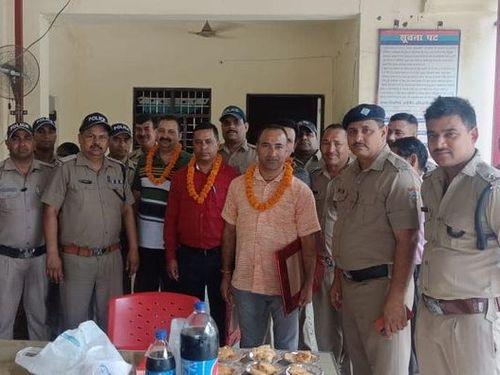 विदाई के अवसर पर भावुक हुए जवान