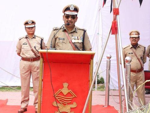 श्री अशोक कुमार आईपीएस, डीजीपी महोदय ने दीक्षान्त परेड का मान-प्रणाम ग्रहण कर परेड का निरीक्षण किया