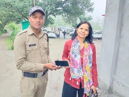 खोए हुए मोबाइल को नैनीताल पुलिस ने किया उसके मालिक के सुपुर्द
