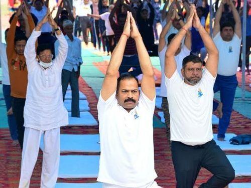 अन्तर्राष्ट्रीय योग दिवस के सुभवसर पर योग के अलग अलग आसनों का किया गया अभ्यास 