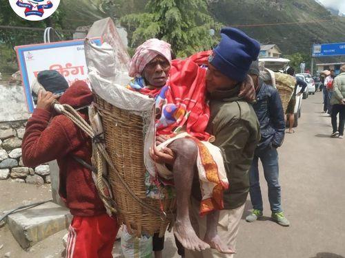 बुज़ुर्ग श्रद्धालु के लिए सहारा बनी उत्तराखण्ड पुलिस