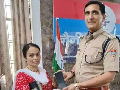 खोए हुए मोबाइल फोन वापस पाकर मायूस चेहरो पर लौटी मुस्कान