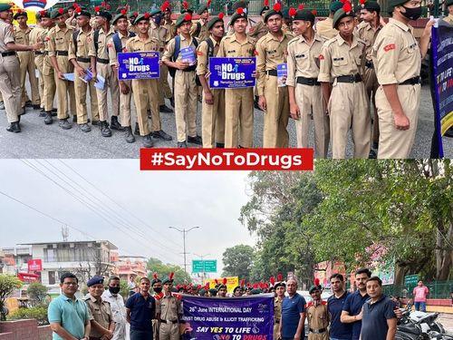 देहरादून में विद्यार्थियों के संग एंटी ड्रग रैली निकाली गयी 