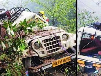 केदारनाथ दर्शन कर वापस लौट रहे श्रद्धालुओं के वाहन पर गिरा पत्थर