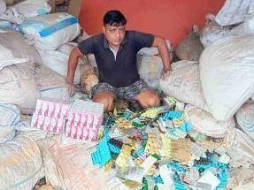 Image for नकली दवाएं बनाने का कच्चा माल पुलिस ने किया बरामद
