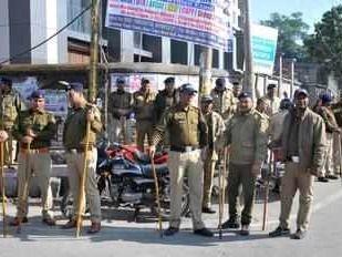 रुद्रप्रयाग पुलिस और पैरामिलिट्री फोर्स के जवानों द्वारा किया गया फ्लैग मार्च 