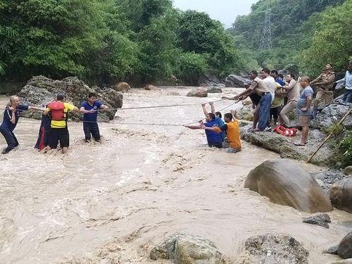 Image for 11 पर्यटकों कोे उत्तराखण्ड पुलिस द्वारा किया गया रेस्क्यू