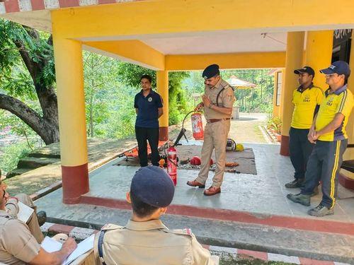 Image for फायर स्टेशन गोपेश्वर व एसडीआरएफ द्वारा पुलिस कर्मियों को अग्नि उपकरणों व आपदा उपकरणों की जानकारी दी गई
