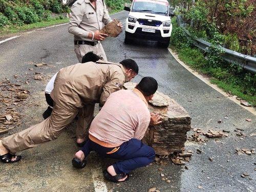 Image for भारी बारिश के चलते सड़क पर आए बोल्डर को पुलिस एवं स्थानीय लोगों द्वारा हटाया गया