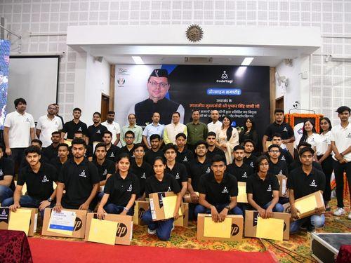 सीएम धामी ने कोड योगी द्वारा प्रशिक्षित युवाओं को लैपटॉप व नियुक्ति पत्र प्रदान किए