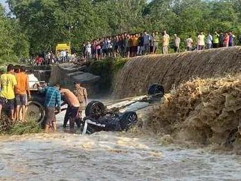 Image for नदी में गिरी कार, 9 लोगों की मौत
