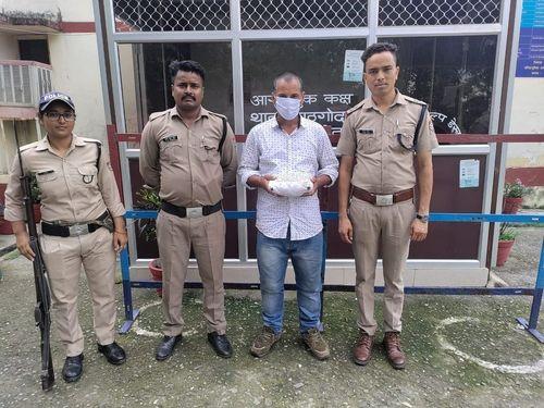 01 किलोग्राम चरस के साथ अभियुक्त गिरफ्तार
