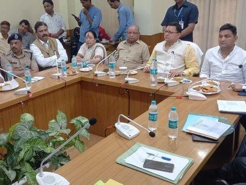 सीएम धामी की अध्यक्षता में समीक्षा बैठक आयोजित की गई
