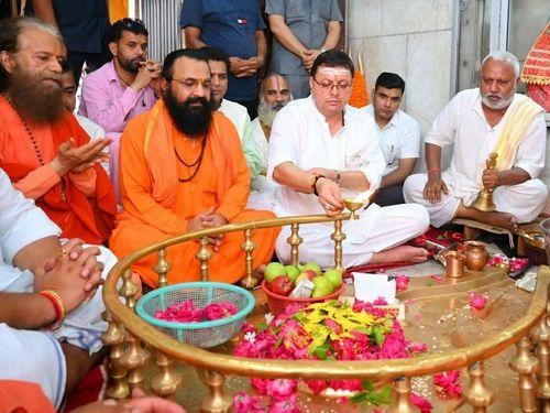 सीएम धामी ने दक्षेश्वर महादेव मंदिर में जल अभिषेक कर प्रदेश की सुख-समृद्धि की कामना की