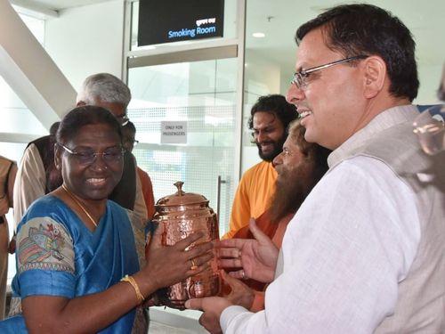 सीएम धामी ने श्रीमती द्रौपदी मुर्मू का उत्तराखण्ड आगमन पर स्वागत किया