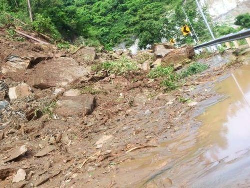मलबा आने से मार्ग हुआ अवरूद्ध