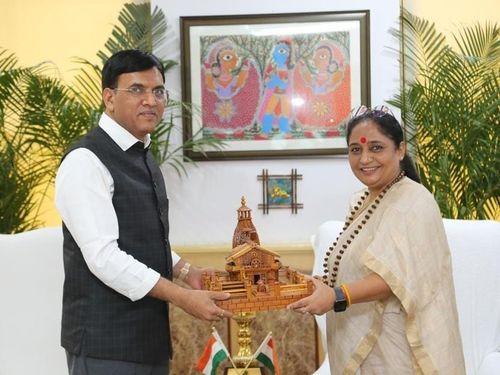 Image for उत्तराखण्ड विधानसभा अध्यक्ष श्रीमती ऋतु खंडूडी ने केंद्रीय स्वास्थ्य एवं परिवार कल्याण मंत्री से शिष्टाचार भेंट की