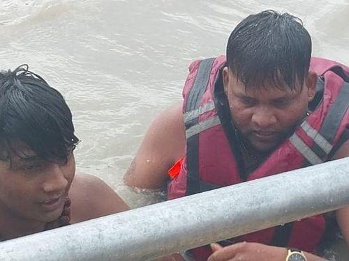 गंगा नदी में बह रहे दो लोगों का किया गया सकुशल रेस्क्यू