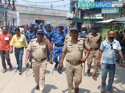 भगवानपुर पुलिस द्वारा पैरामिलिट्री के साथ मिलकर हटाया जा रहा है अतिक्रमण