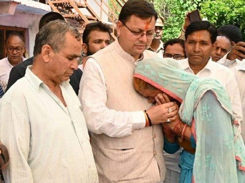 सीएम धामी ने अमर शहीद प्रवीण सिंह गुसांईं के पैतृक आवास पर उनके परिजनों से भेंट कर उन्हें सांत्वना दी