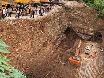 Image for बद्रीनाथ हाईवे पर निर्माणाधीन पुल की सैटरिंग गिरने से कई मजदूर दबे