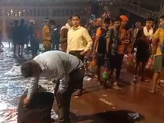 बीती शाम गंगा आरती के बाद मालवीय द्वीप पर एक लावारिस बैग मिलने से हड़कंप मच गया
