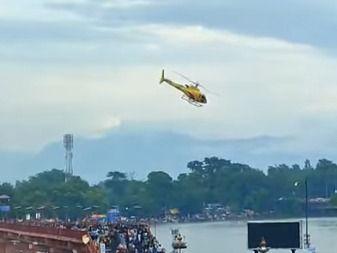 कांवड़ियों पर हरिद्वार पुलिस व प्रशासन ने की पुष्पवर्षा, आनंद से गदगद हो झूम उठे कांवड़िये 