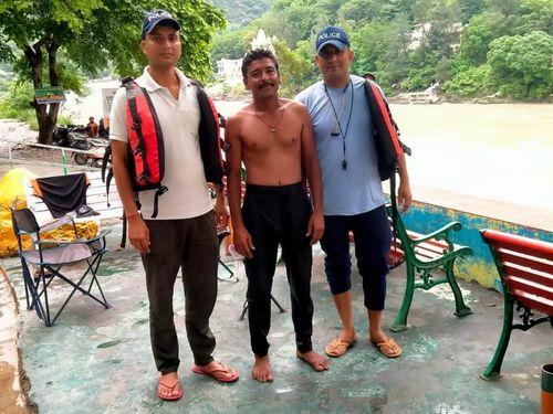 Image for पुलिस की संयुक्त टीम द्वारा सकुशल 5 कांवड़ियों की जान बचाई गई