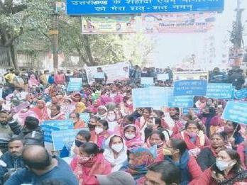 Image for सफाईकर्मी बैठे धरने पर