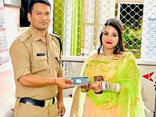 Image for गुम हुए मोबाइल फोन को ढूंढ़कर रामनगर पुलिस ने किया उसके मालिक के सुपुर्द 