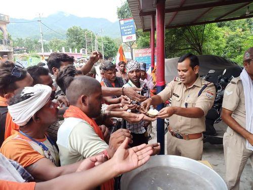 Image for टिहरी पुलिस द्वारा शिव भक्तों को खीर खिलाकर किया गया स्वागत