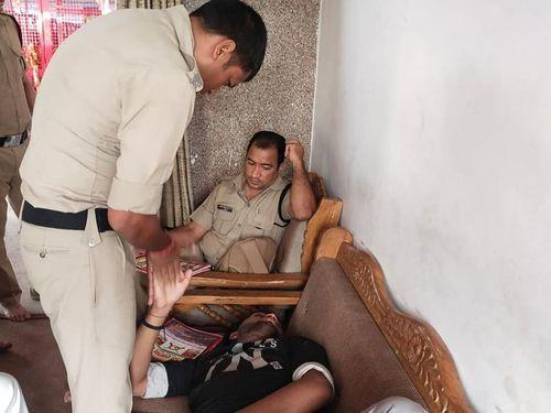Image for यात्री को मिर्गी का दौरा पड़ने पर, पुलिस टीम द्वारा दिया गया प्राथमिक उपचार