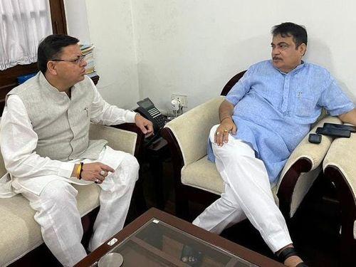 सीएम धामी ने केंद्रीय मंत्री श्री नितिन गडकरी से भेंट की