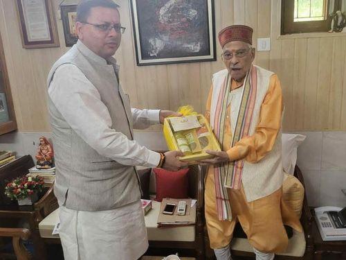 सीएम धामी ने पूर्व केंद्रीय मंत्री श्री मुरली मनोहर जोशी से शिष्टाचार भेंट की