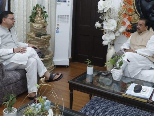 सीएम धामी ने केन्द्रीय रक्षा एवं पर्यटन राज्य मंत्री श्री अजय भट्ट से शिष्टाचार भेंट की 